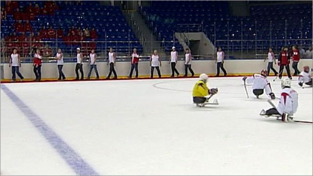 В  г. Сочи на олимпийском спортивном объекте «Ледовая арена «Шайба» сборная команда России по хоккею-следж встретилась с олимпийской сборной по хоккею