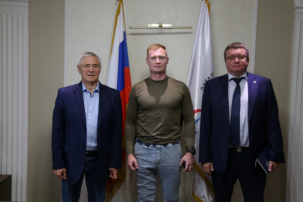 А.А. Строкин и П.А. Рожков в офисе Всероссийской Федерации лиц с поражением ОДА встретились с ветераном боевых действий С.П. Михайловым по итогам его участия в тренировочном мероприятии с национальной сборной по следж-хоккею