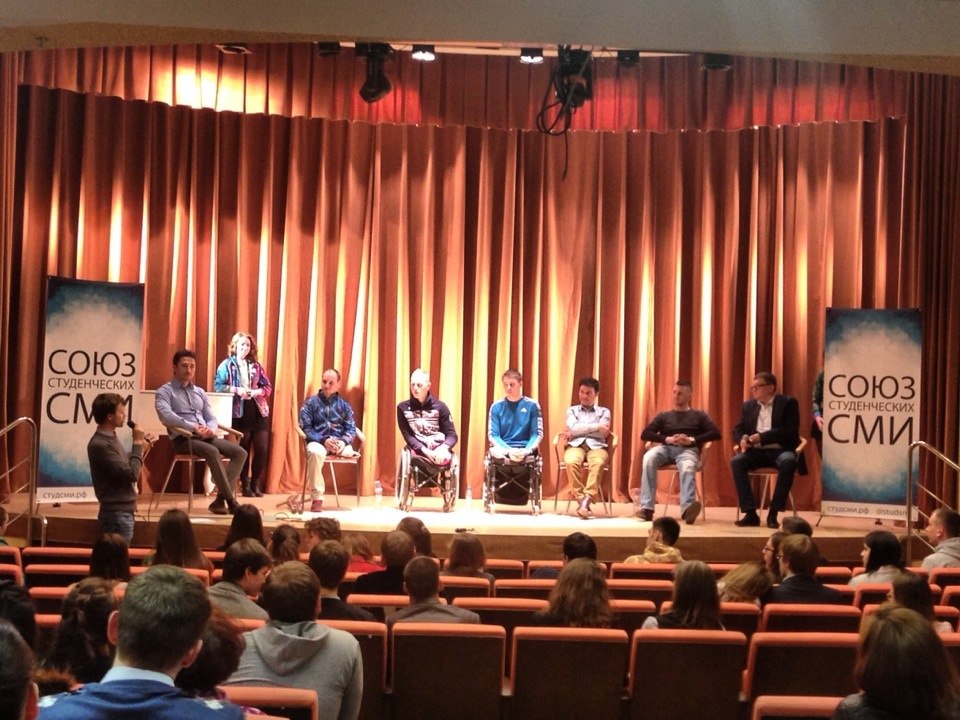 А.А. Строкин и И.А.Громова, чемпионы и призеры XI Паралимпийских зимних игр 2014 г. в г. Сочи и чемпионатов мира  приняли участие во встрече Московского молодежного пресс-клуба