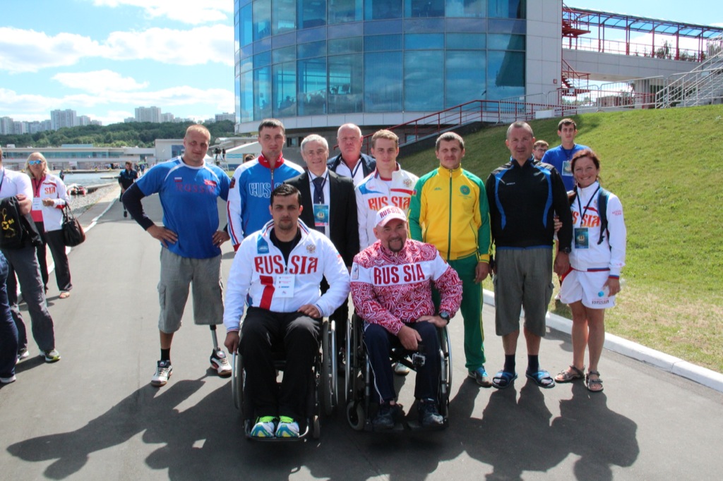 П.А. Рожков на олимпийском гребном канале "Крылатское" принял участие в просмотре международных соревнований на Кубок Президента РФ по гребле на байдарках и каноэ и наградил чемпионов и призеров среди спортсменов с ПОДА второго соревновательного дня