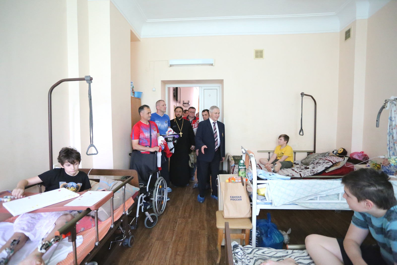 ПКР организовал встречу спортсменов-паралимпийцев с юными пациентами детского отделения Донецкого Республиканского травматологического центра