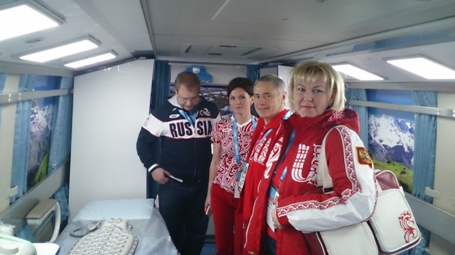 Шеф миссии паралимпийской спортивной делегации  на Играх-2014 в г. Сочи, первый вице - президент Всероссийской федерации спорта лиц с ПОДА П. А. Рожков,  директор Департамента развития физической культуры и массового спорта Минспорта России  М. В.  Томило