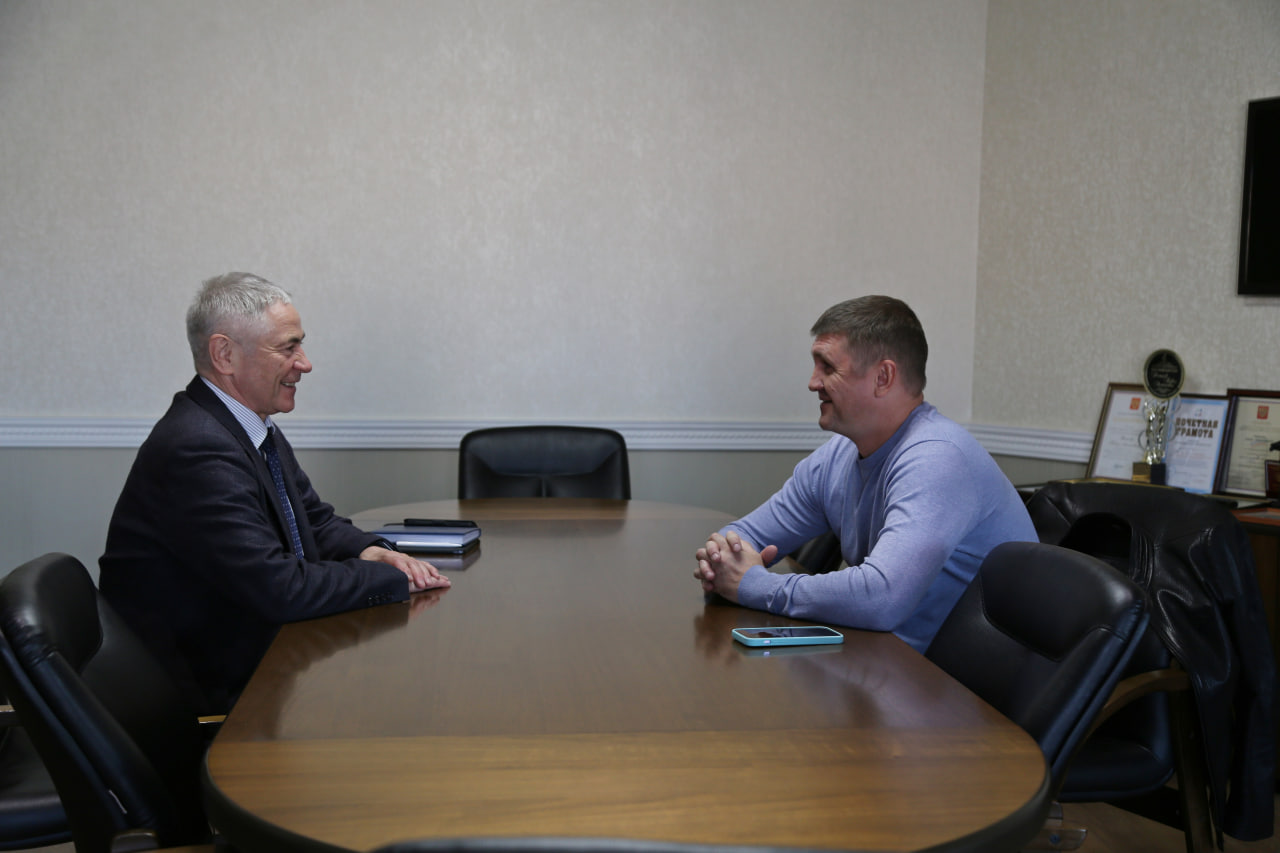 П.А. Рожков в офисе ПКР встретился с 6-кратным чемпионом Паралимпийских игр по лыжным гонкам и биатлону Р.А. Петушковым