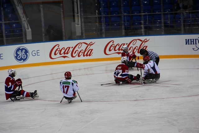 В  первый  соревновательный  день  международного турнира "Четырех наций" по хоккею-следж сборная команда России уступила сборной Норвегии с минимальным счетом 3:2