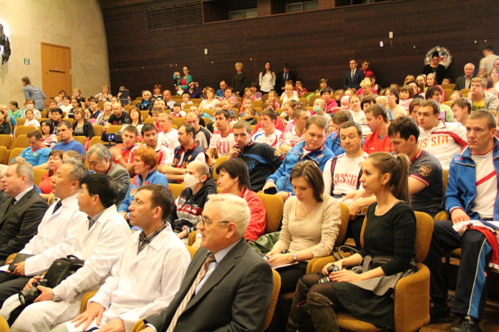 П.А. Рожков, С.Н. Лалакин, чемпионы, призеры Паралимпийских игр провели встречу с детьми, проходящими лечение в лечебно-реабилитационном научном центре «Русское поле» ФГБУ «ФНКЦ ДГОИ им. Дмитрия Рогачева» Минздрава России