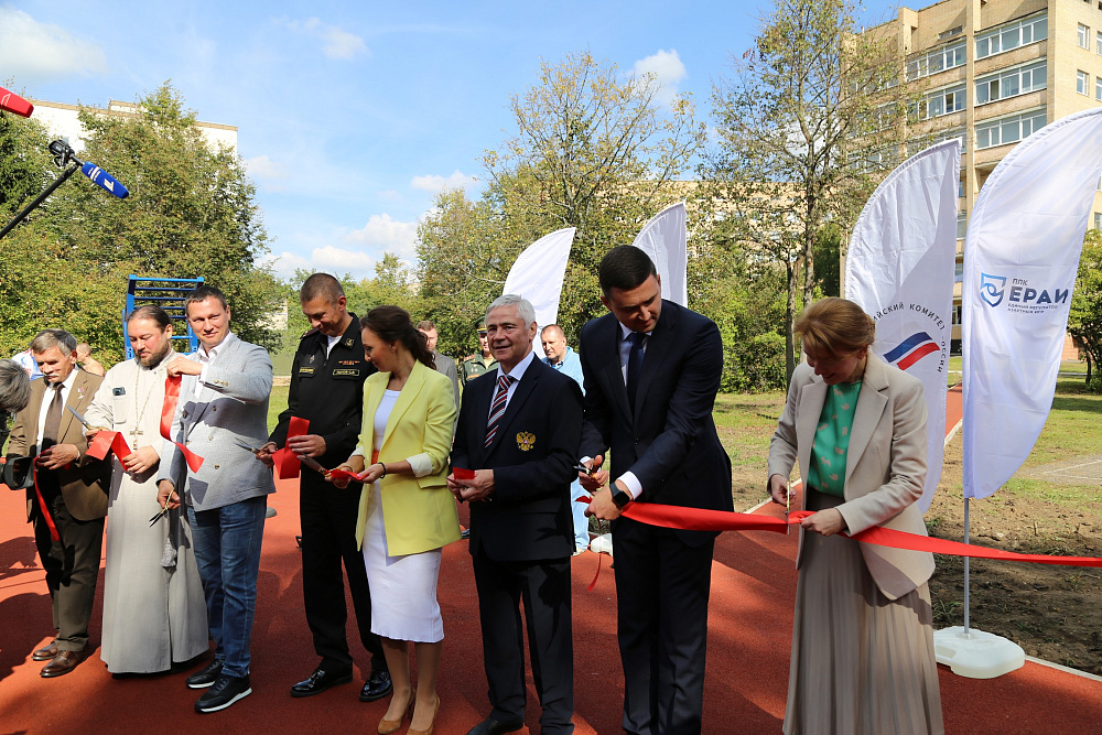 ПКР при поддержке ЕРАИ и общероссийского общественного движения «Здоровое Отечество» в филиале №3 главного военного клинического госпиталя им. Н.Н. Бурденко открыли уличную спортивную площадку и зал лечебной физкультуры